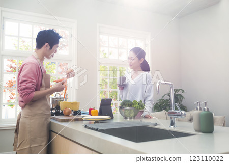 一個家庭主婦看著一個做飯的丈夫 123110022