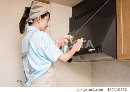 房屋清潔女工擦拭抽油煙機 123110352