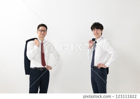 兩個穿西裝的商人 兩個穿西裝的商人 123111822