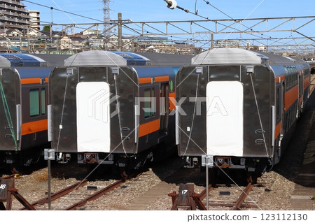 豐田車輛中心（東京都日野市）大量停放中央線的兩層綠色車廂 123112130