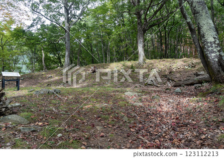 桐原城:主城遺址上殘留的土石牆 桐原城:主城遺址上殘留的土石牆 123112213