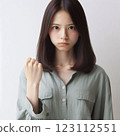 滿臉怒氣、緊握拳頭的女人 123112551