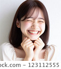 一個微笑的女人高興地笑著 123112555