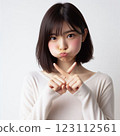 女子鼓起雙頰，用手指比出十字 123112561