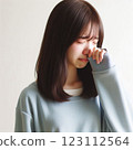 哭泣的女人用手擦眼淚 123112564