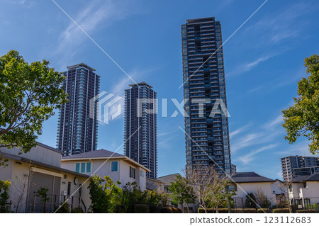 正在開發的福岡縣東區島城：獨棟住宅和高層公寓的屋頂 123112683