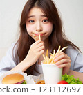吃垃圾食物的年輕女人 123112697