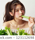 一名綁著馬尾的女子正在咬芹菜 123112698