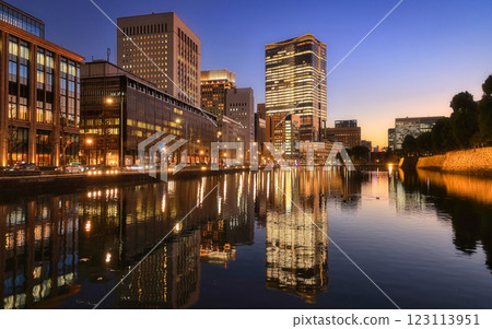 Night comes and the city awakens Night comes and the city awakens 123113951