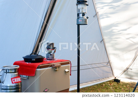 露營避難所裡的燈籠和燃燒器 123114020
