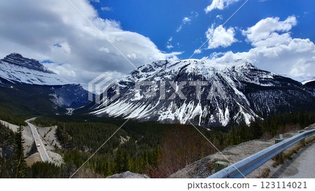 Snowed mountains and a long road 123114021