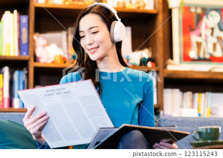 戴著耳機欣賞音樂的年輕女子 戴著耳機欣賞音樂的年輕女子 123115243