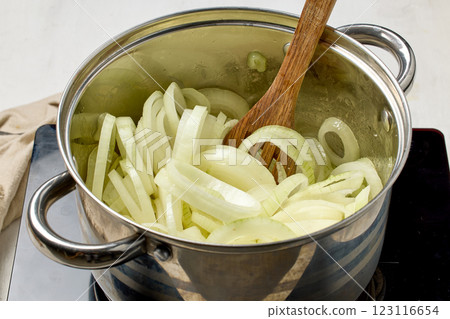 Process of making french onion soup 123116654