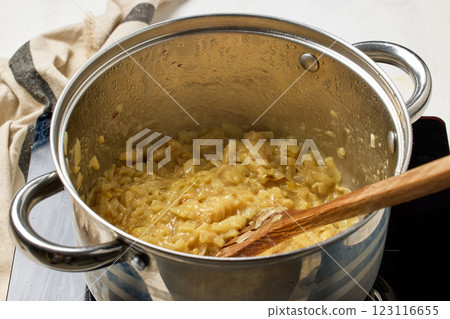 Process of making french onion soup 123116655