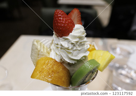 Fruit parfait 123117592