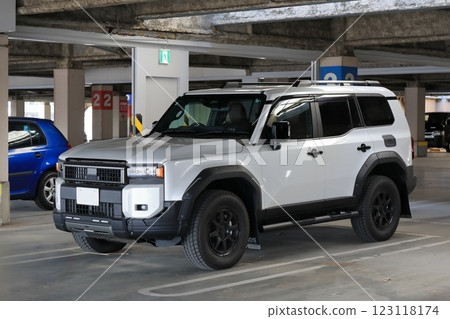 豪華 SUV 車 123118174