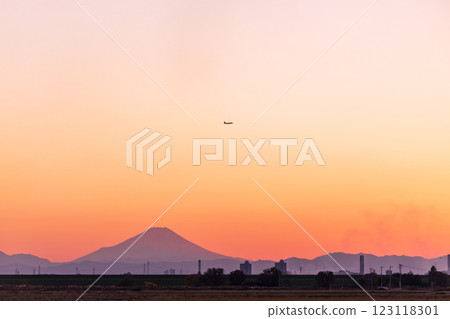 「埼玉縣」從埼玉市荒川河床眺望黃昏的富士山 「埼玉縣」從埼玉市荒川河床眺望黃昏的富士山 123118301