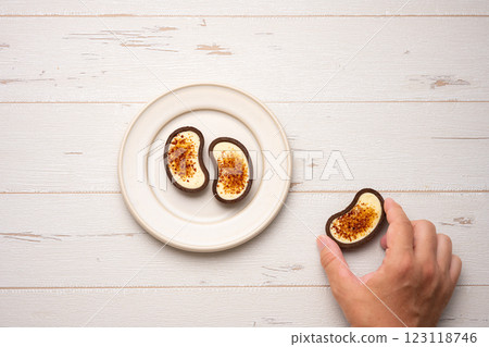 吃美味的蛋塔 123118746