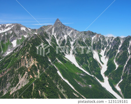 從北阿爾卑斯山西山俯瞰槍山的夏季景色 123119181