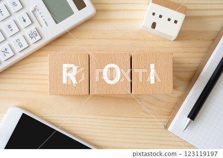 一個寫有 ROI 的方塊、一個計算器、一部智慧型手機和一個建築模型 一個寫有 ROI 的方塊、一個計算器、一部智慧型手機和一個建築模型 123119197