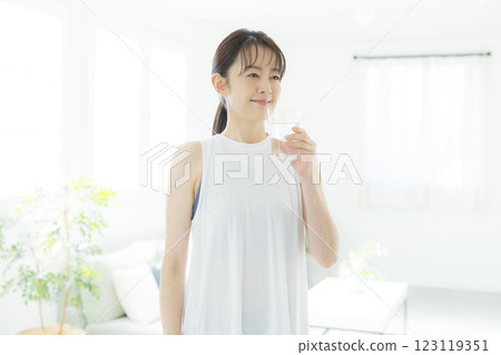 中間女人喝水 中間女人喝水 123119351