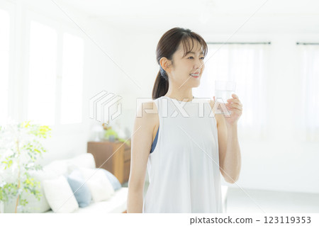 Middle woman drinking water 123119353
