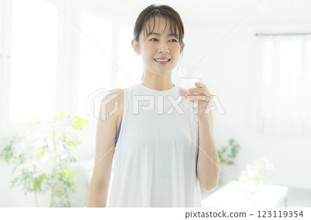 Middle woman drinking water 123119354