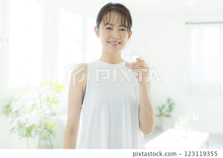 Middle woman drinking water 123119355