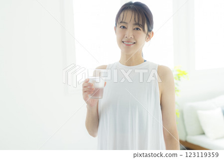 中間女人喝水 123119359