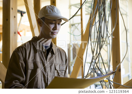 在建築工地工作的人 123119364