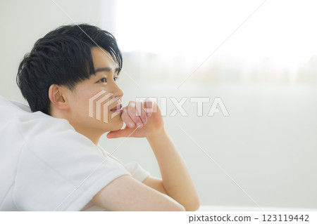 一個年輕人抱著一個臉頰 一個年輕人抱著一個臉頰 123119442