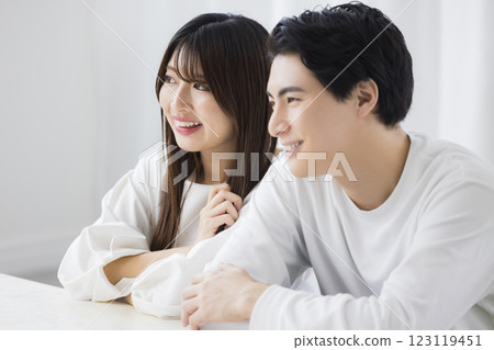 一個男人和一個女人抬頭大笑 123119451