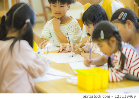 繪畫班課後育兒形象 123119469