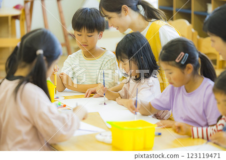 繪畫班課後育兒形象 123119471