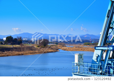 深谷市秩父山脈、六石水渠附近的荒川主流美景 深谷市秩父山脈、六石水渠附近的荒川主流美景 123120492