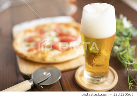 夏季生啤酒和比薩餅 夏季生啤酒和比薩餅 123120565