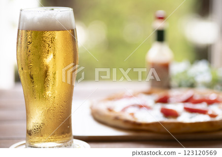 夏季生啤酒和比薩餅 夏季生啤酒和比薩餅 123120569