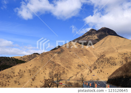 從紗霧台瞭望台看到的冬季由布岳 123120645