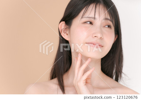 一位女性對自己的皮膚護理感到滿意 123120676