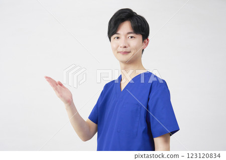 醫生、護士、牙醫、護理人員、用手掌指向左邊的男子、白色背景 123120834