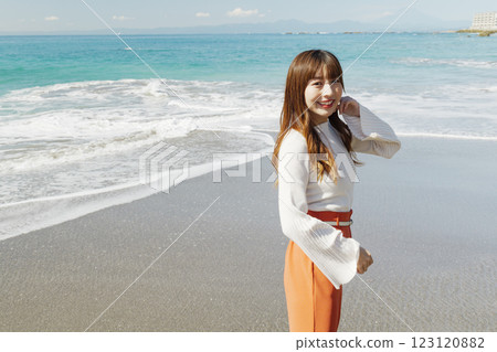 Woman enjoying the beach 123120882