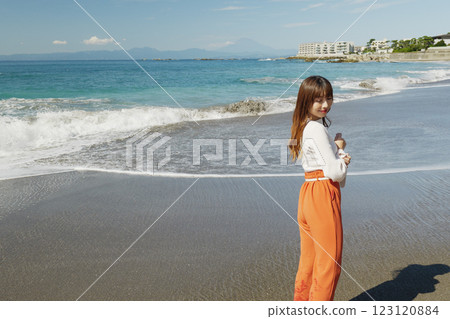 在海灘上享受的女人 123120884