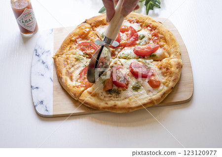 Homemade margherita pizza sliced 123120977