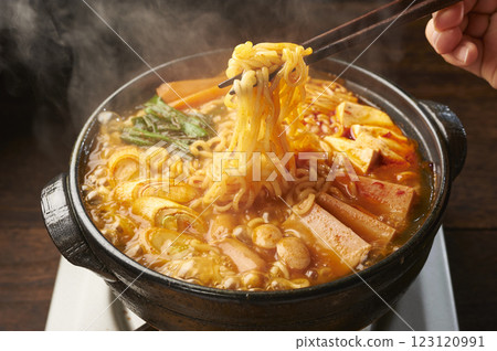 吃熱騰騰的部隊鍋 123120991