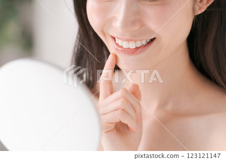 Woman smiling with beautiful teeth 123121147
