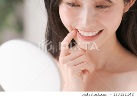 女人微笑時露出美麗的牙齒 123121148