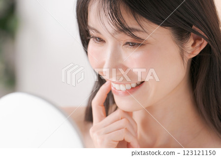 女人微笑時露出美麗的牙齒 123121150