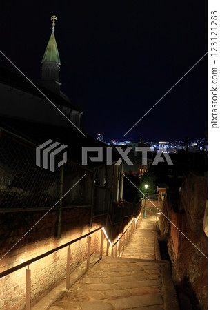 The "Kinenzaka" slope next to Oura Cathedral and the cityscape overlooking it (Nagasaki City, Nagasaki Prefecture) 123121283