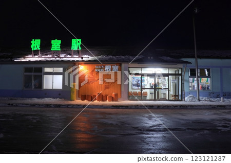 雪夜裡的日本最東邊的車站根室站 123121287