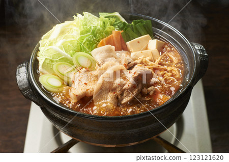 Delicious simmering kimchi hotpot 123121620